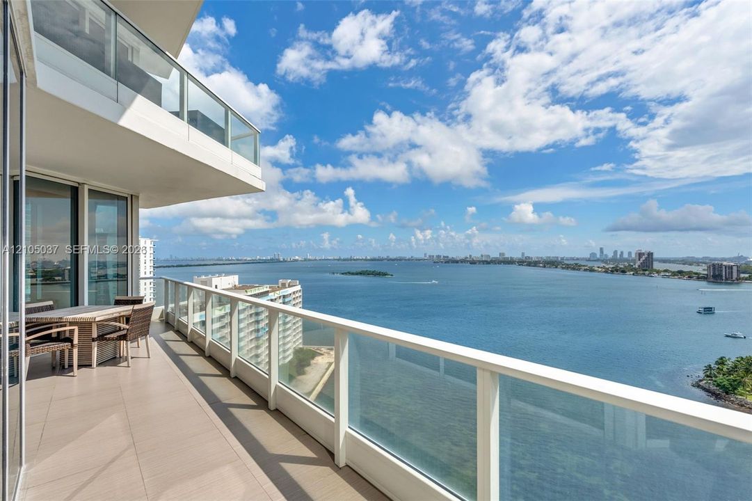 En Venta: $2,350,000 (3 camas, 3 baños, 2201 Pies cuadrados)
