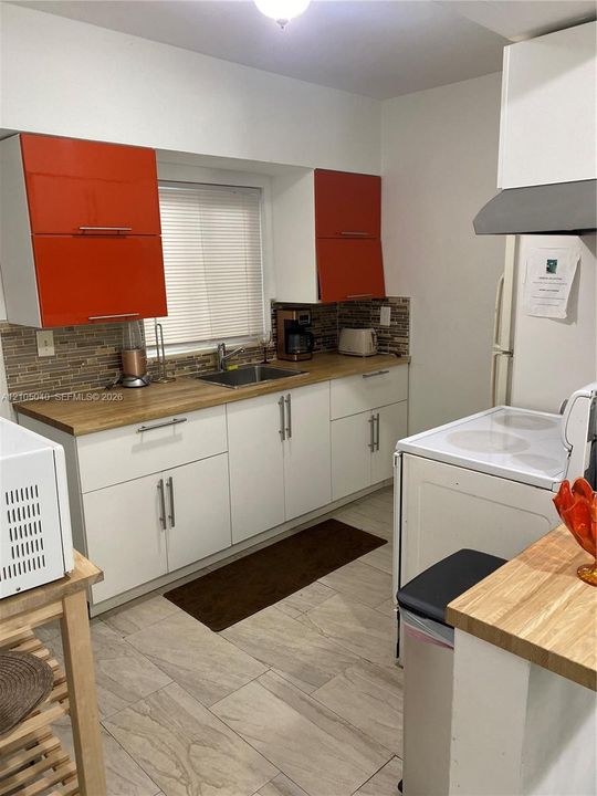 For Rent: $2,495 (2 beds, 1 baths, 832 Square Feet)