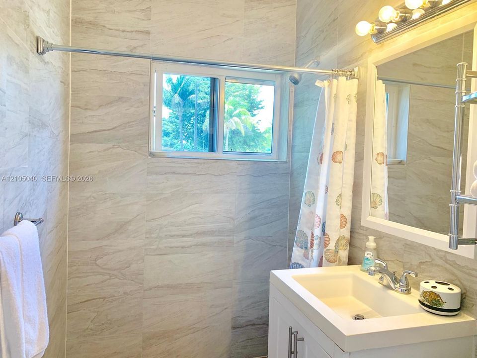For Rent: $2,495 (2 beds, 1 baths, 832 Square Feet)