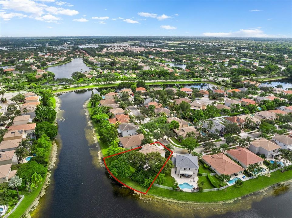 Extensive perimeter greenery, and direct access to lake