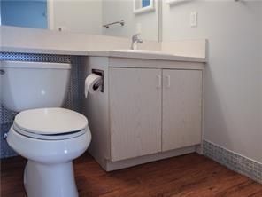 2055 AINSLIE D - GUEST BATHROOM