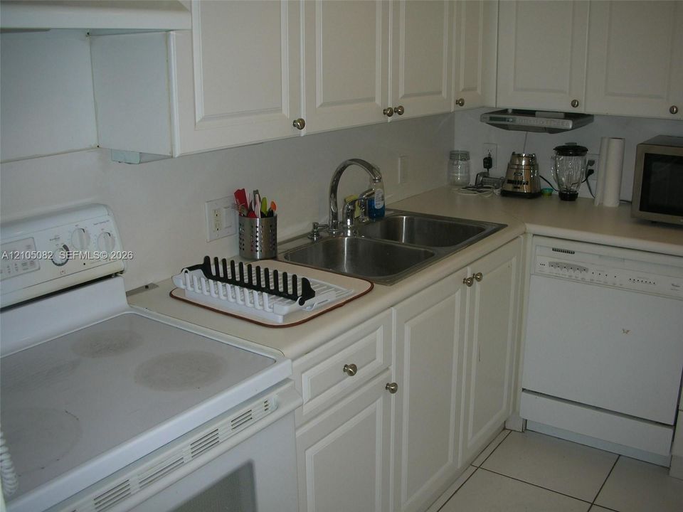 For Rent: $2,250 (2 beds, 2 baths, 1138 Square Feet)