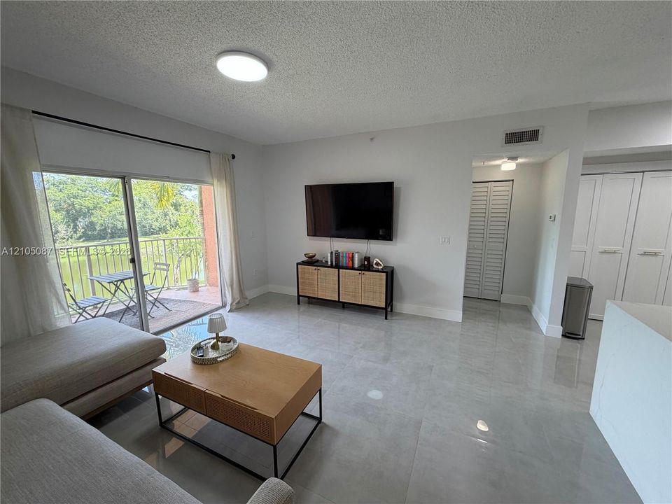 For Rent: $2,400 (2 beds, 2 baths, 1183 Square Feet)