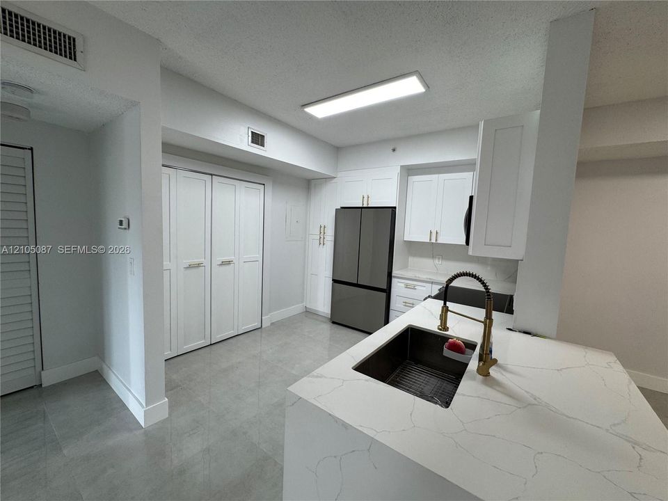 For Rent: $2,400 (2 beds, 2 baths, 1183 Square Feet)