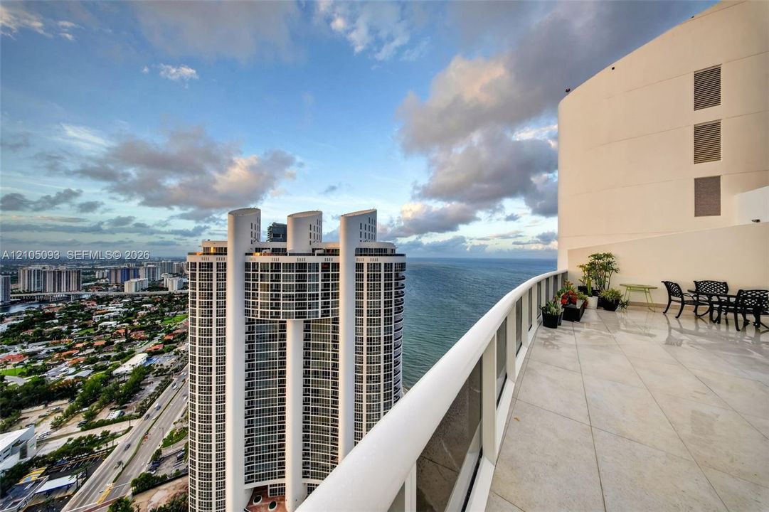 En Venta: $2,925,000 (2 camas, 2 baños, 2208 Pies cuadrados)
