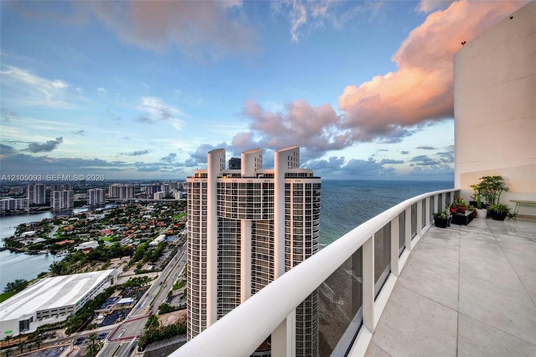 En Venta: $2,925,000 (2 camas, 2 baños, 2208 Pies cuadrados)