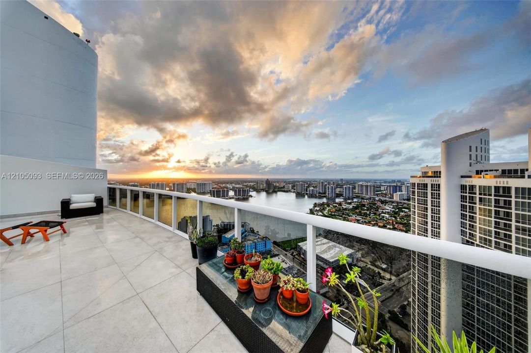 En Venta: $2,925,000 (2 camas, 2 baños, 2208 Pies cuadrados)