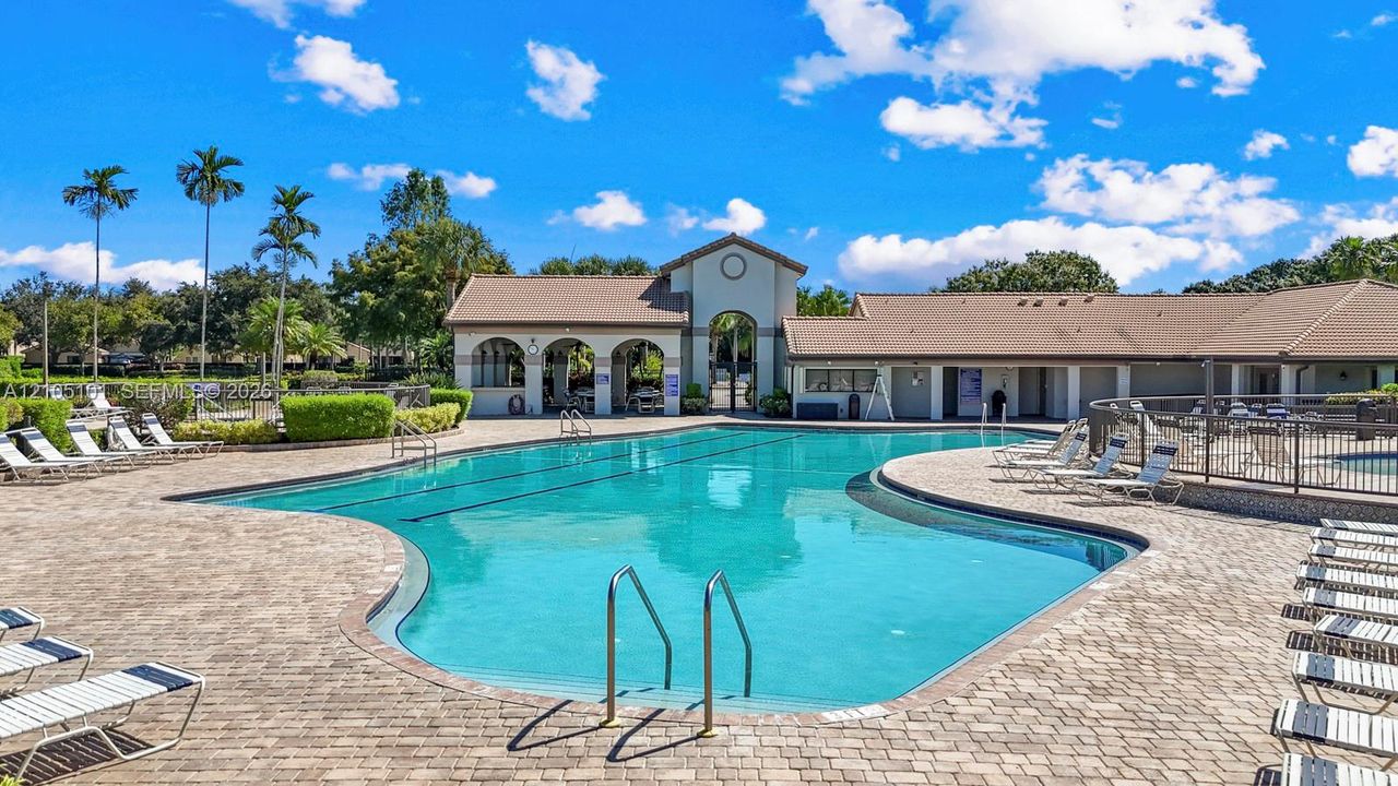 For Rent: $2,600 (2 beds, 2 baths, 985 Square Feet)