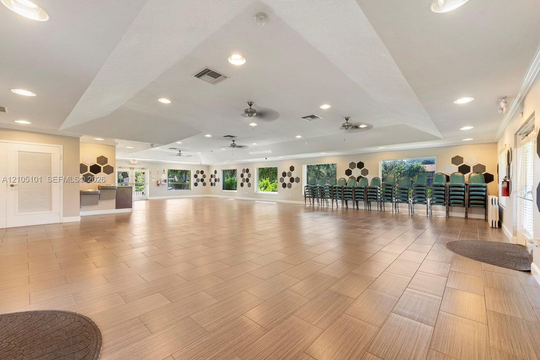 For Rent: $2,600 (2 beds, 2 baths, 985 Square Feet)