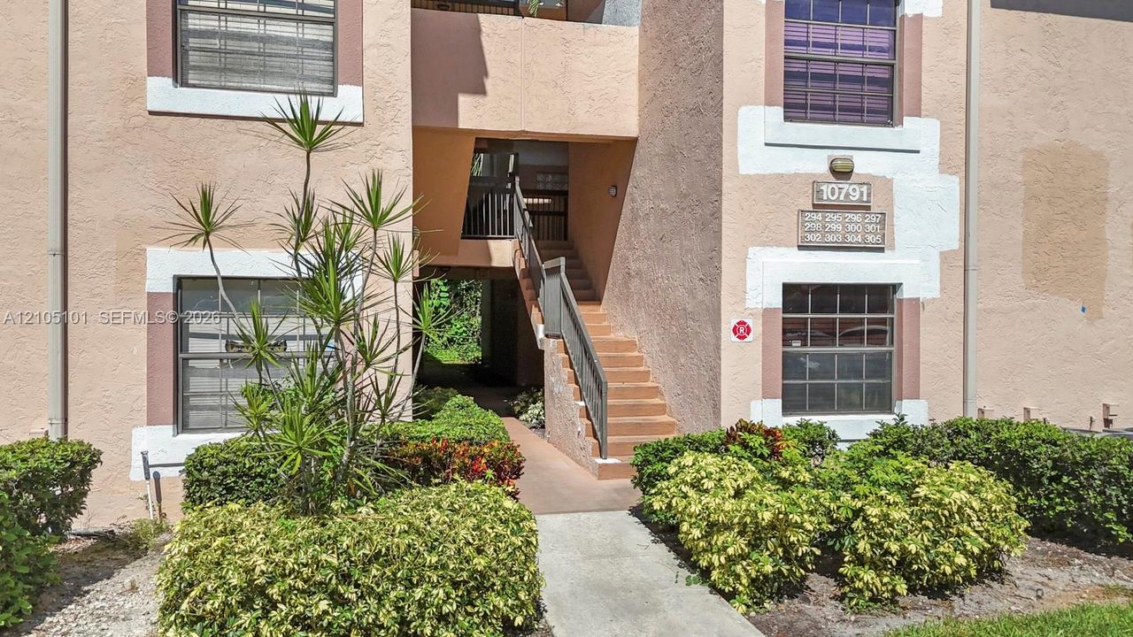 For Rent: $2,600 (2 beds, 2 baths, 985 Square Feet)