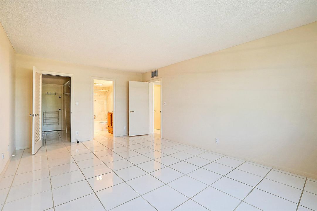 2121 N Ocean Blvd 302 W-21