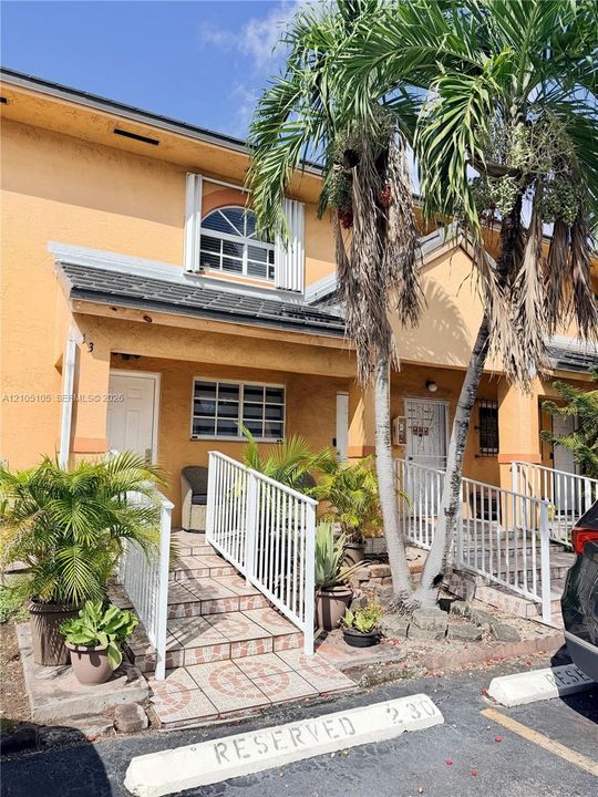 For Sale: $299,999 (2 beds, 2 baths, 990 Square Feet)