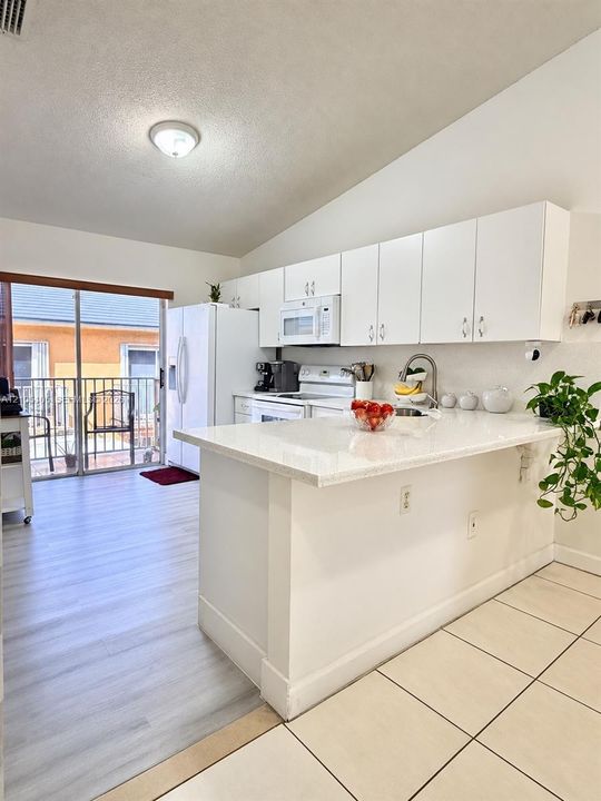 For Sale: $299,999 (2 beds, 2 baths, 990 Square Feet)