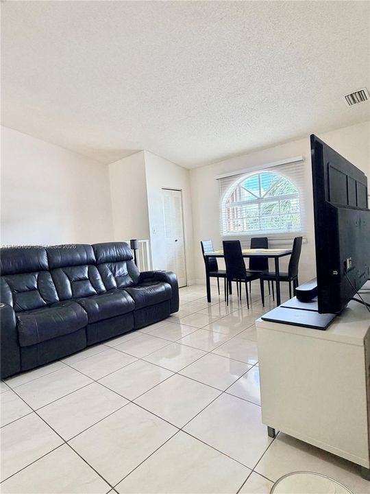 For Sale: $299,999 (2 beds, 2 baths, 990 Square Feet)