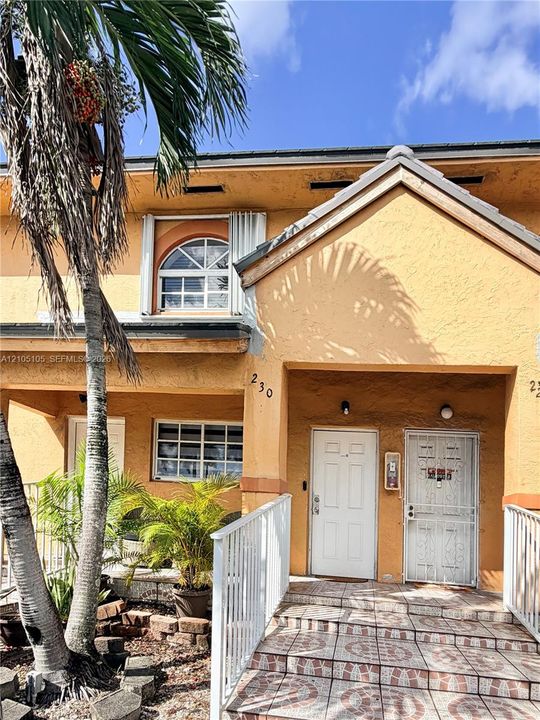 For Sale: $299,999 (2 beds, 2 baths, 990 Square Feet)