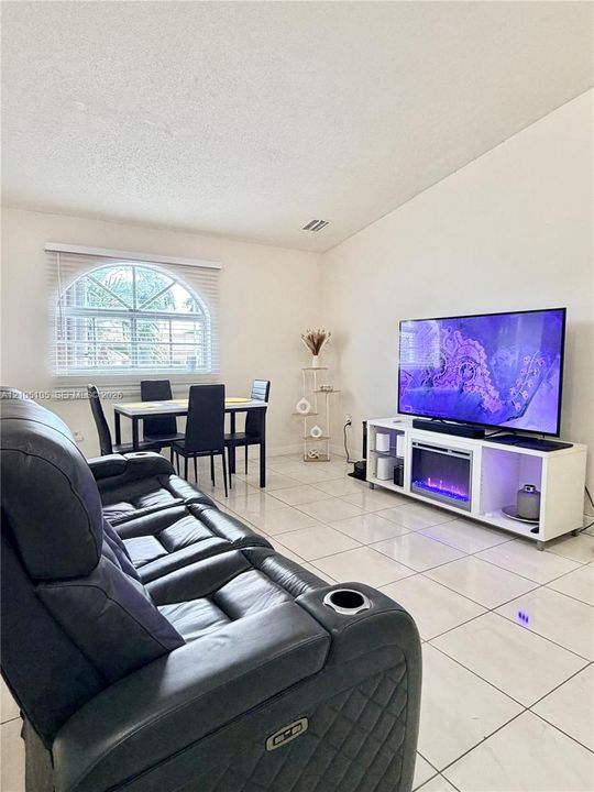 For Sale: $299,999 (2 beds, 2 baths, 990 Square Feet)