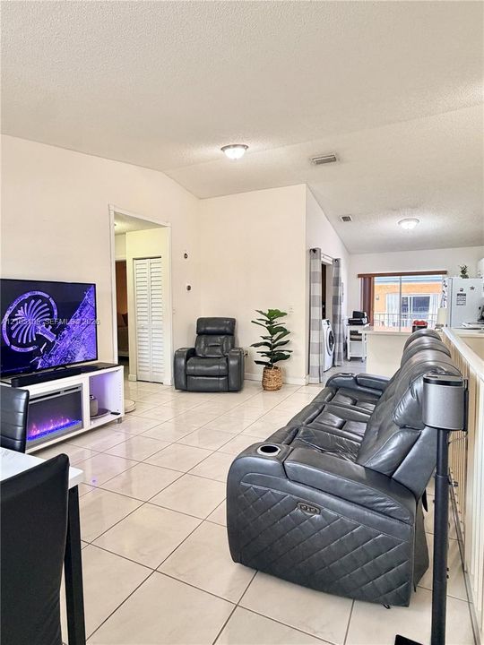 For Sale: $299,999 (2 beds, 2 baths, 990 Square Feet)
