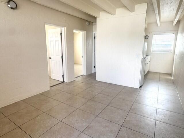 512 apt 4 - living room
