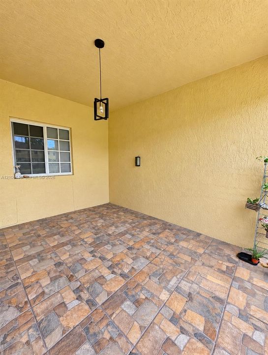Tiled flooring with a varied stone-look pattern