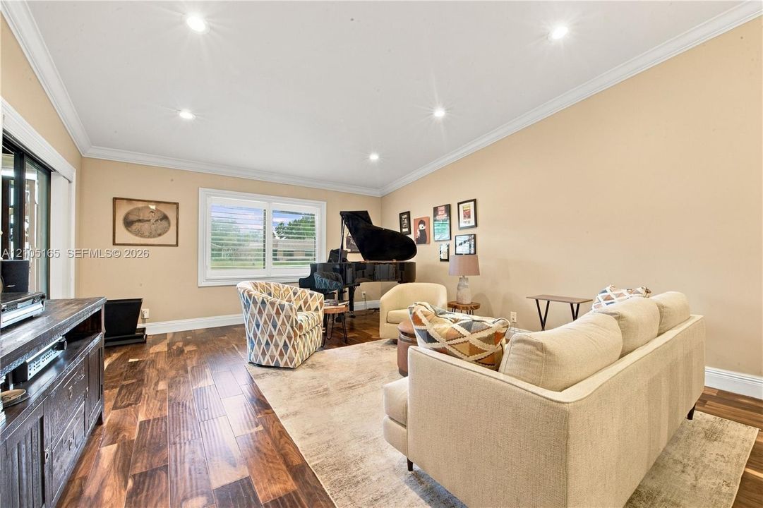 For Sale: $445,000 (2 beds, 2 baths, 1382 Square Feet)