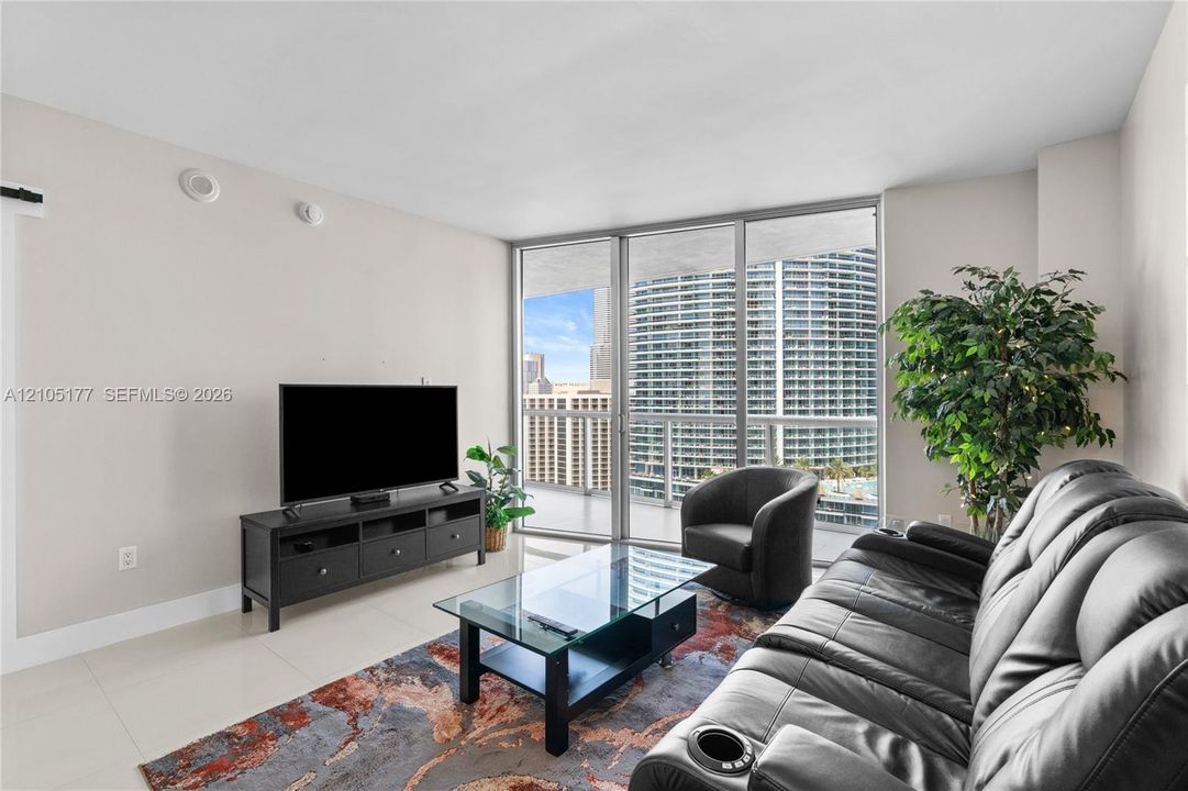 For Sale: $565,000 (1 beds, 1 baths, 798 Square Feet)
