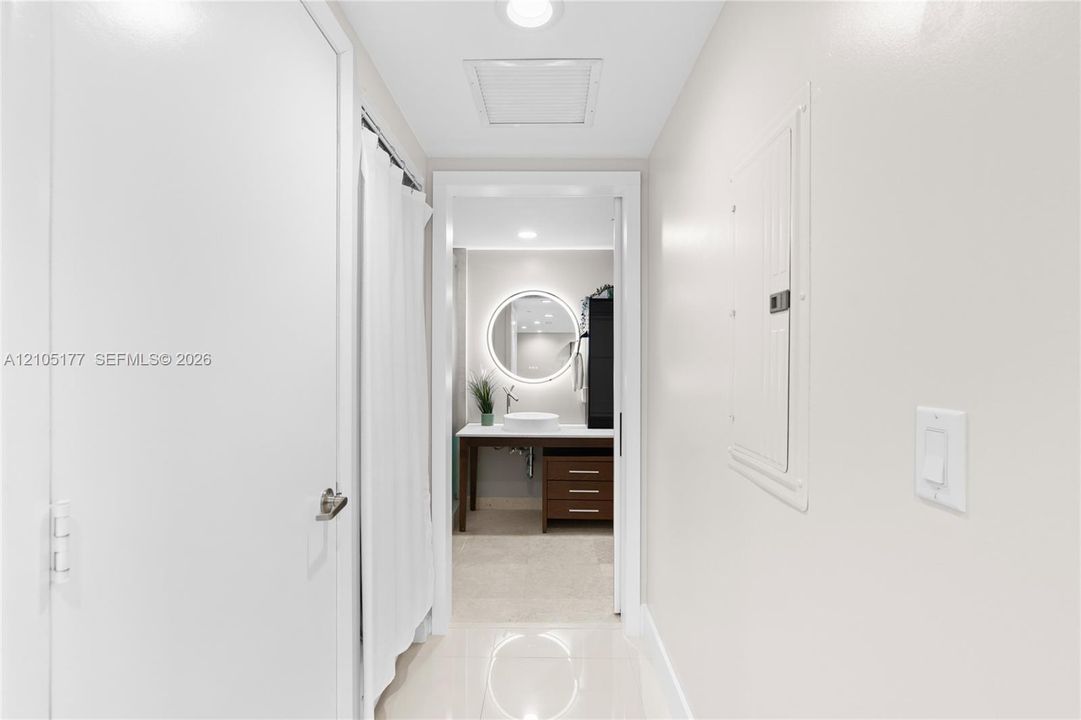 For Sale: $565,000 (1 beds, 1 baths, 798 Square Feet)