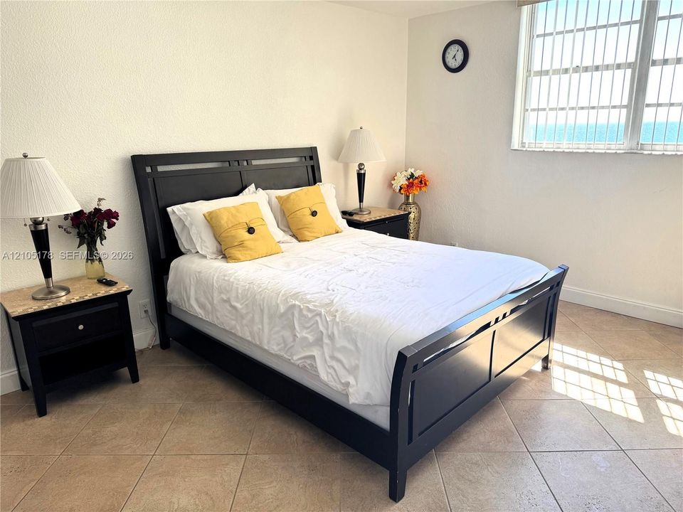 primary queen bed