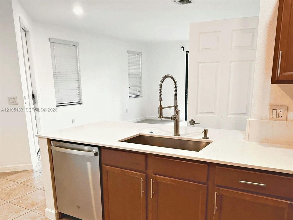出租: $3,600 (3 贝兹, 2 浴室, 1668 平方英尺)