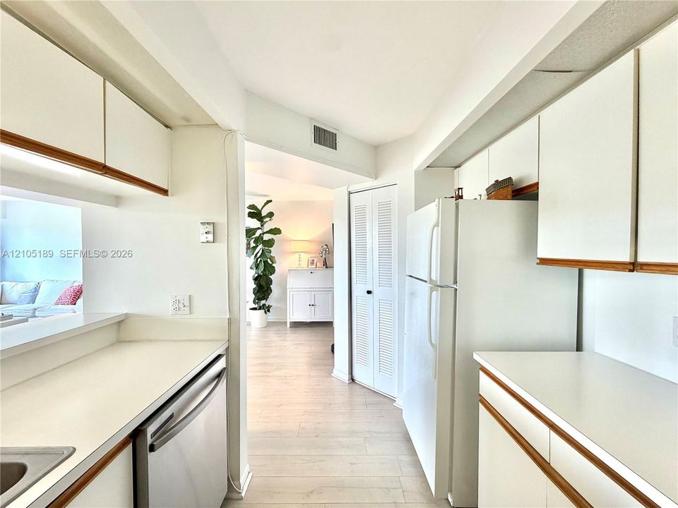 На продажу: $185,000 (1 спален, 1 ванн, 1045 Квадратных фут)