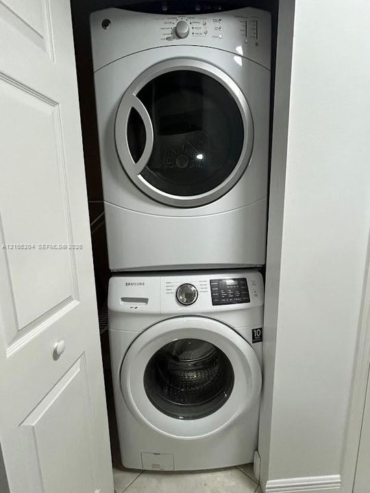 For Rent: $2,300 (2 beds, 1 baths, 1035 Square Feet)