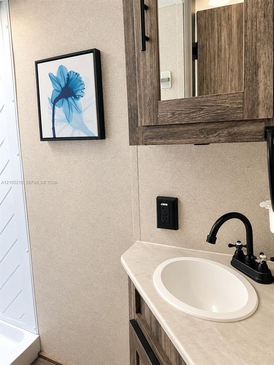 For Rent: $900 (1 beds, 1 baths, 1225 Square Feet)