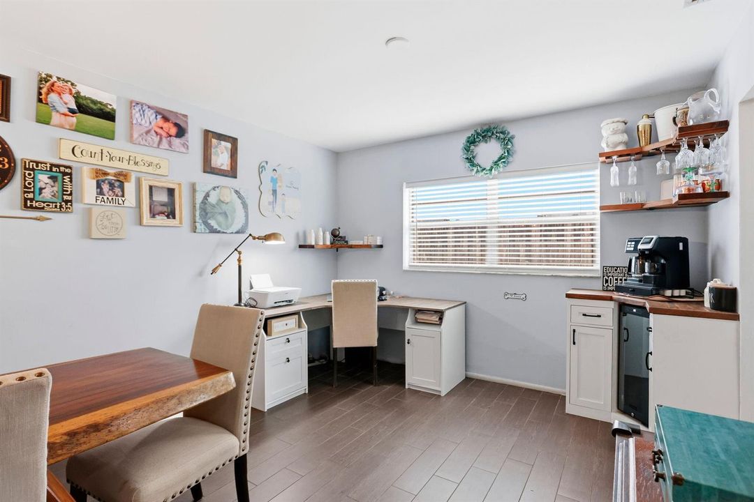 Office/Coffe Bar