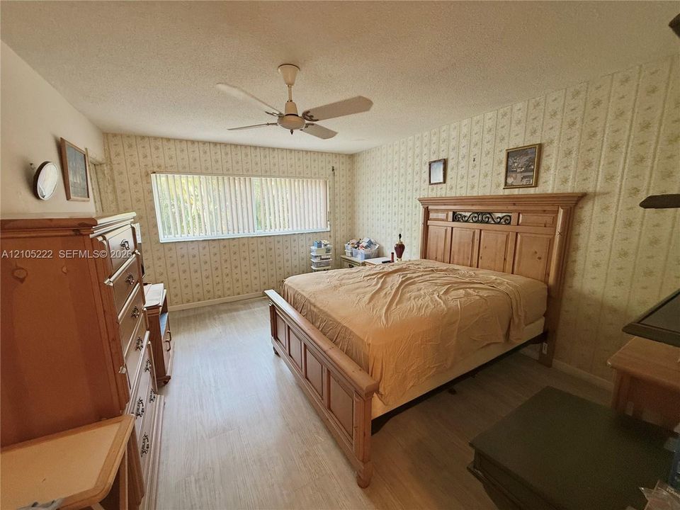For Sale: $130,000 (1 beds, 1 baths, 830 Square Feet)