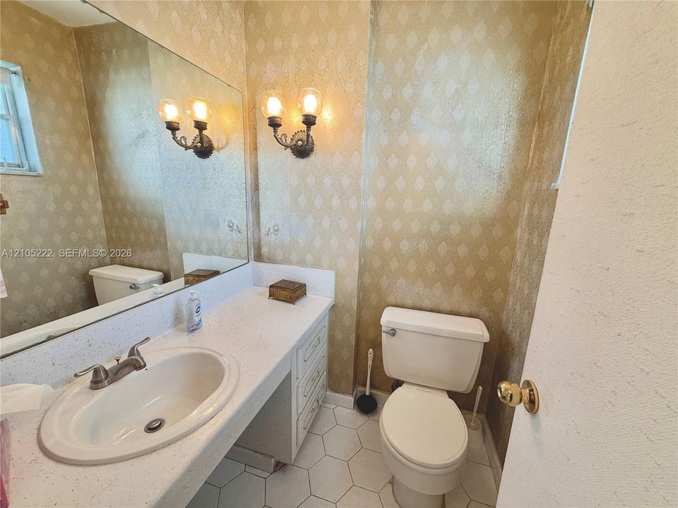 For Sale: $130,000 (1 beds, 1 baths, 830 Square Feet)