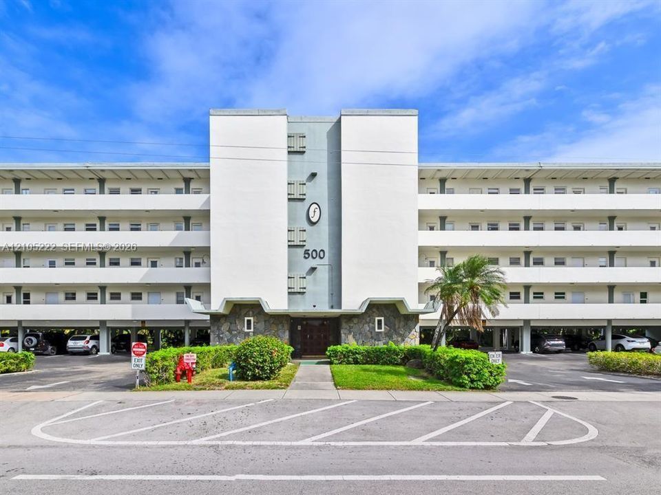 For Sale: $130,000 (1 beds, 1 baths, 830 Square Feet)