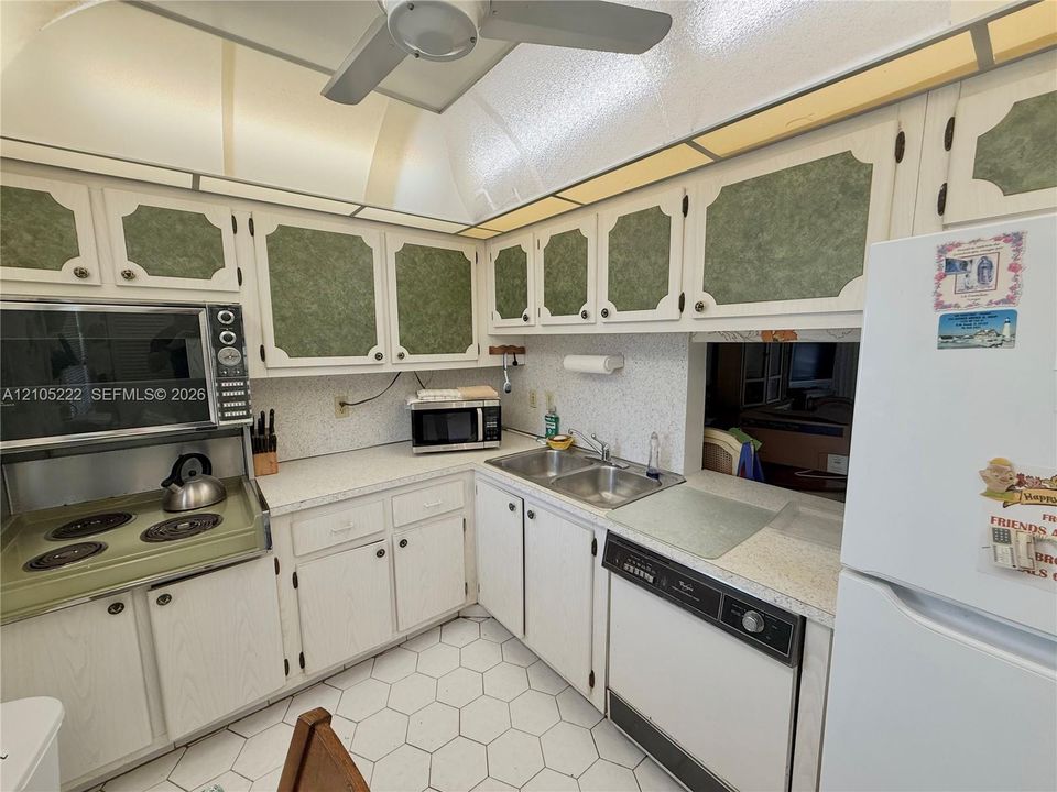 For Sale: $130,000 (1 beds, 1 baths, 830 Square Feet)