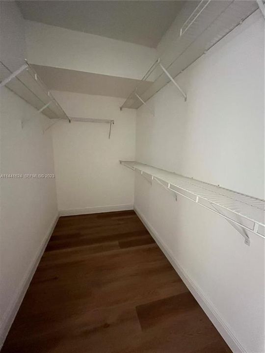 2492 WALKING CLOSET 107