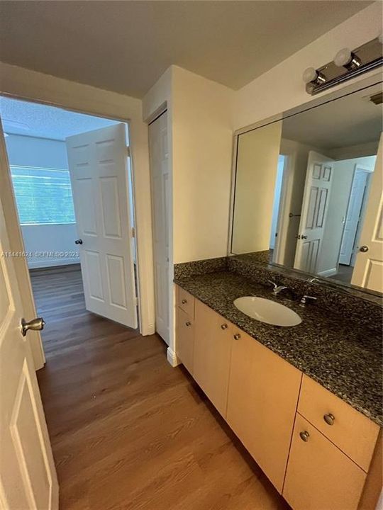 2492 VANITY 107