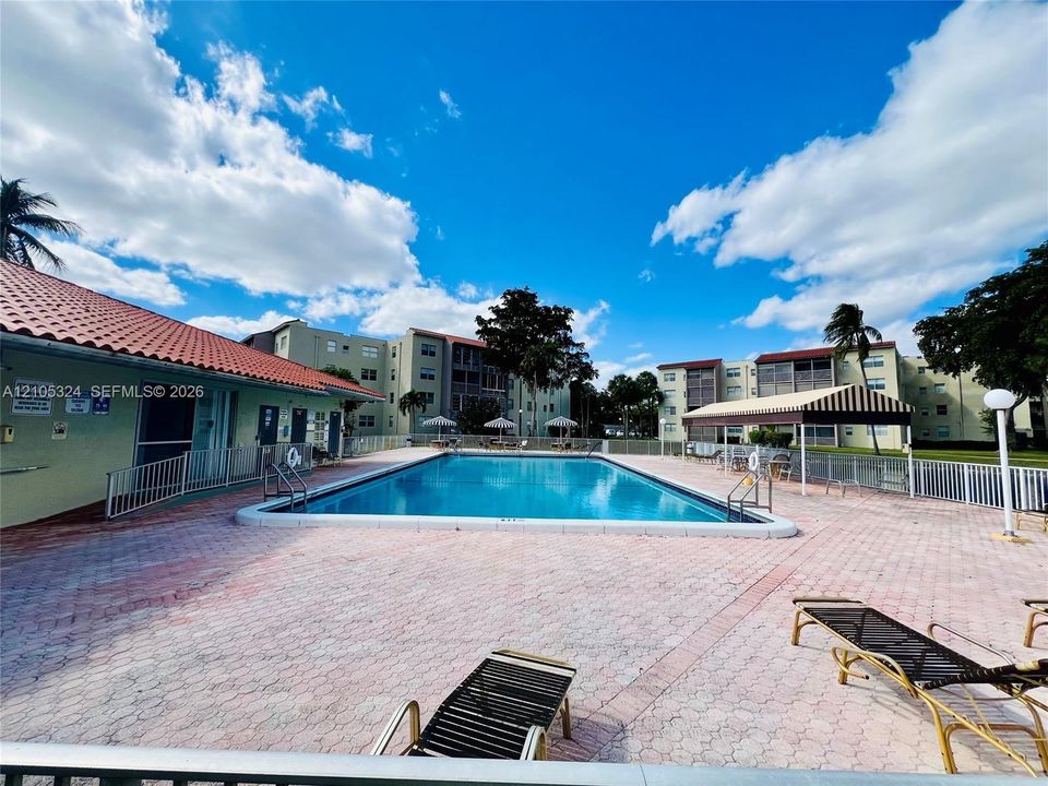 For Sale: $125,000 (1 beds, 1 baths, 830 Square Feet)