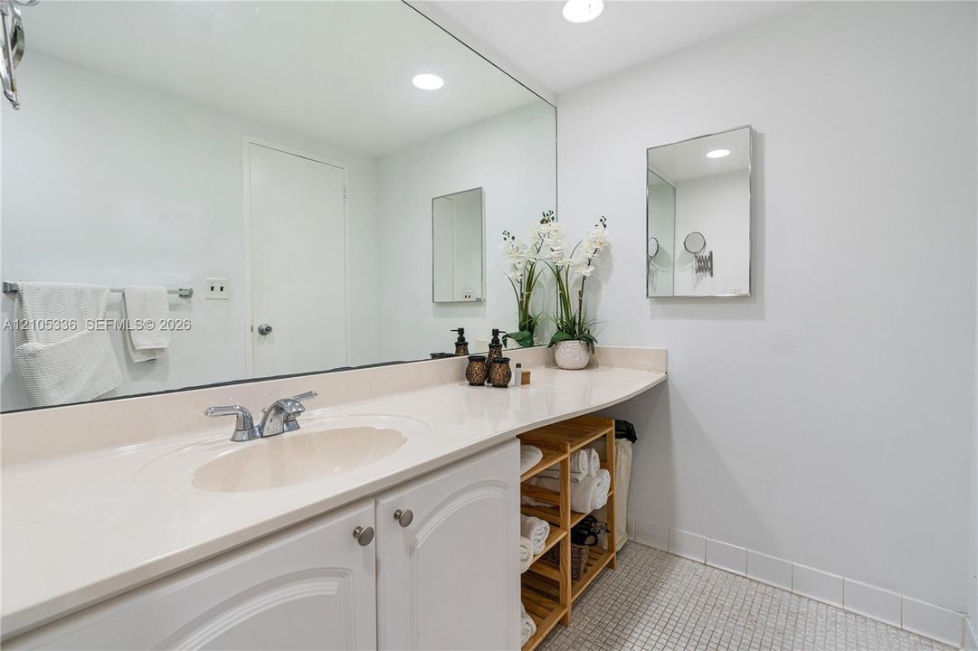 В аренду: $4,200 (2 спален, 2 ванн, 1328 Квадратных фут)