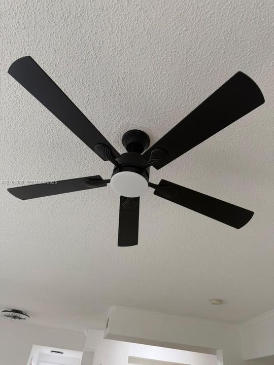 Five-blade ceiling fan with integrated lighting