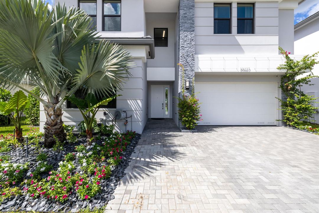 20027 Hirono Ln