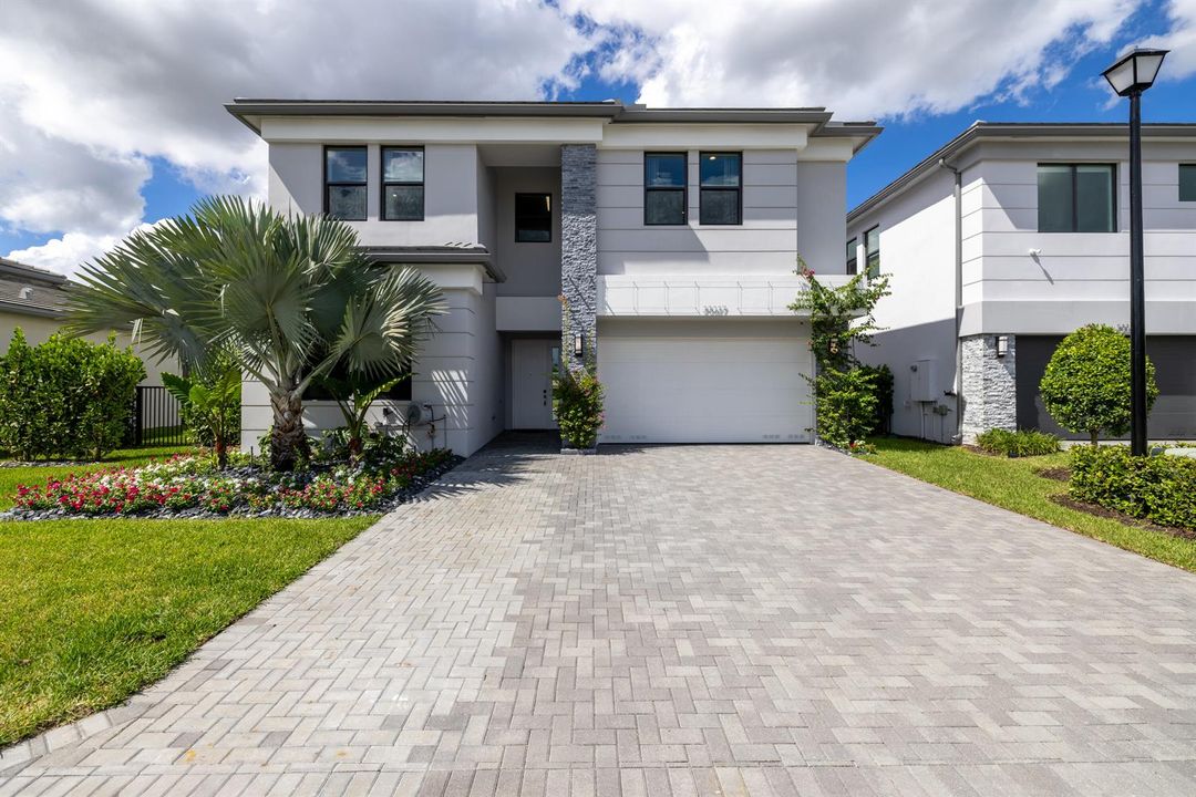 20027 Hirono Ln