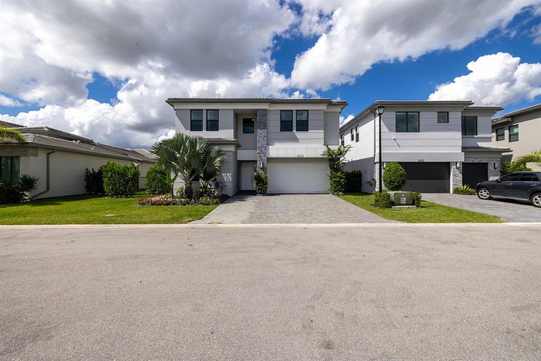 20027 Hirono Ln