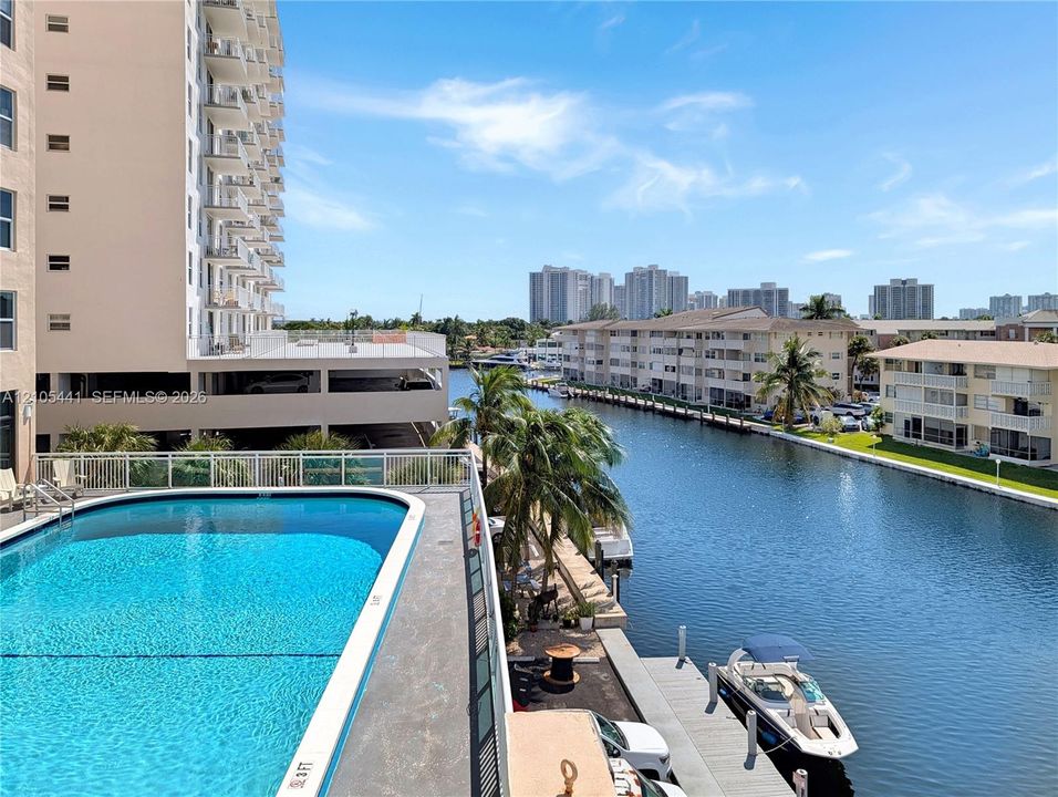 For Sale: $224,900 (1 beds, 2 baths, 878 Square Feet)