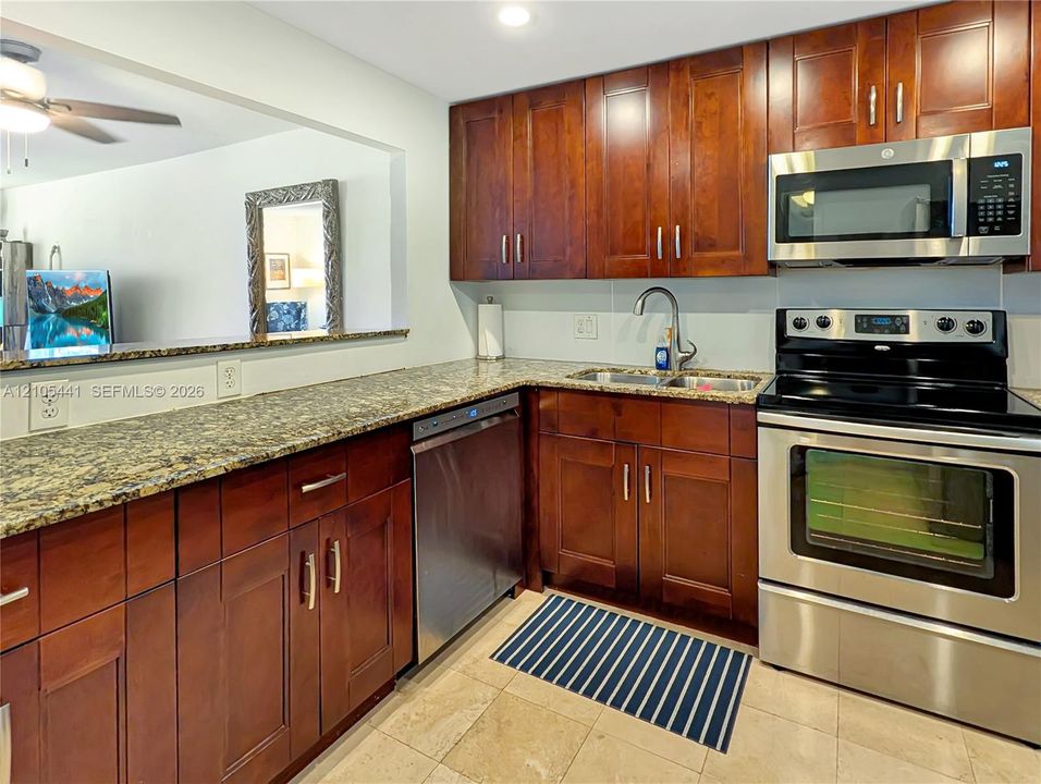For Sale: $224,900 (1 beds, 2 baths, 878 Square Feet)