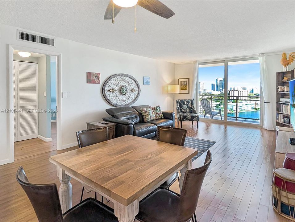 For Sale: $224,900 (1 beds, 2 baths, 878 Square Feet)