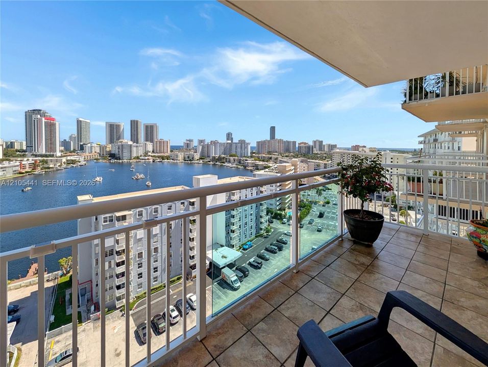 For Sale: $224,900 (1 beds, 2 baths, 878 Square Feet)