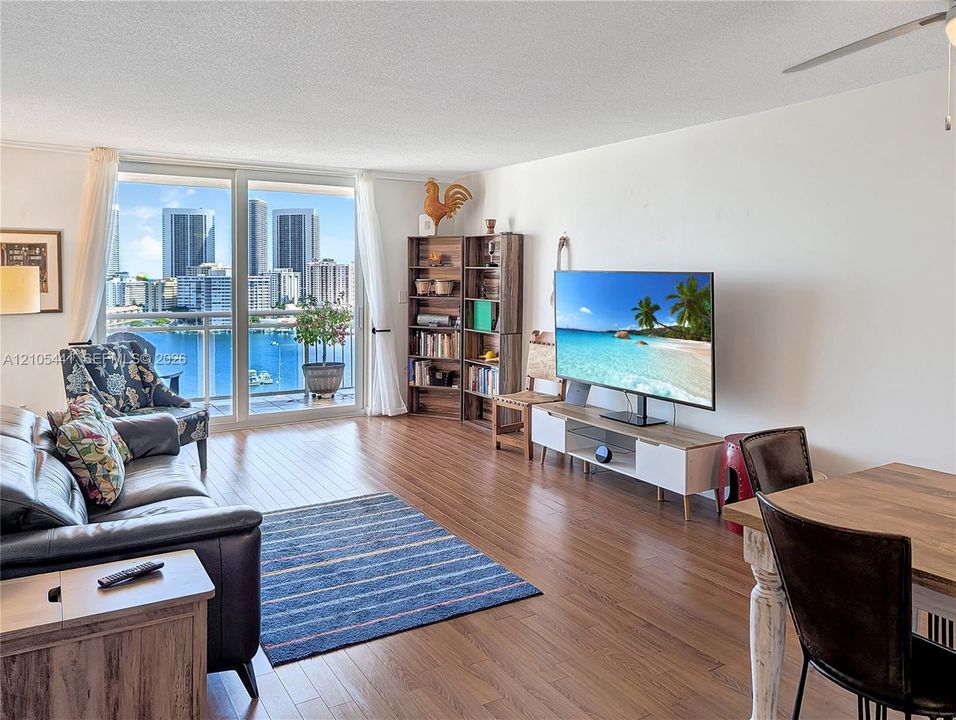 For Sale: $224,900 (1 beds, 2 baths, 878 Square Feet)