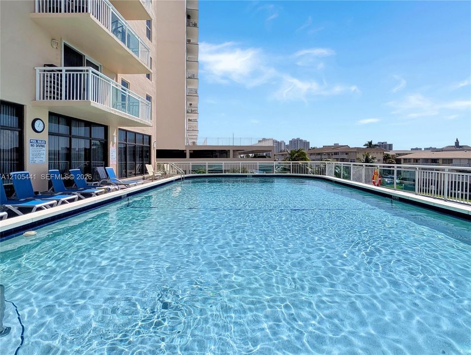 For Sale: $224,900 (1 beds, 2 baths, 878 Square Feet)